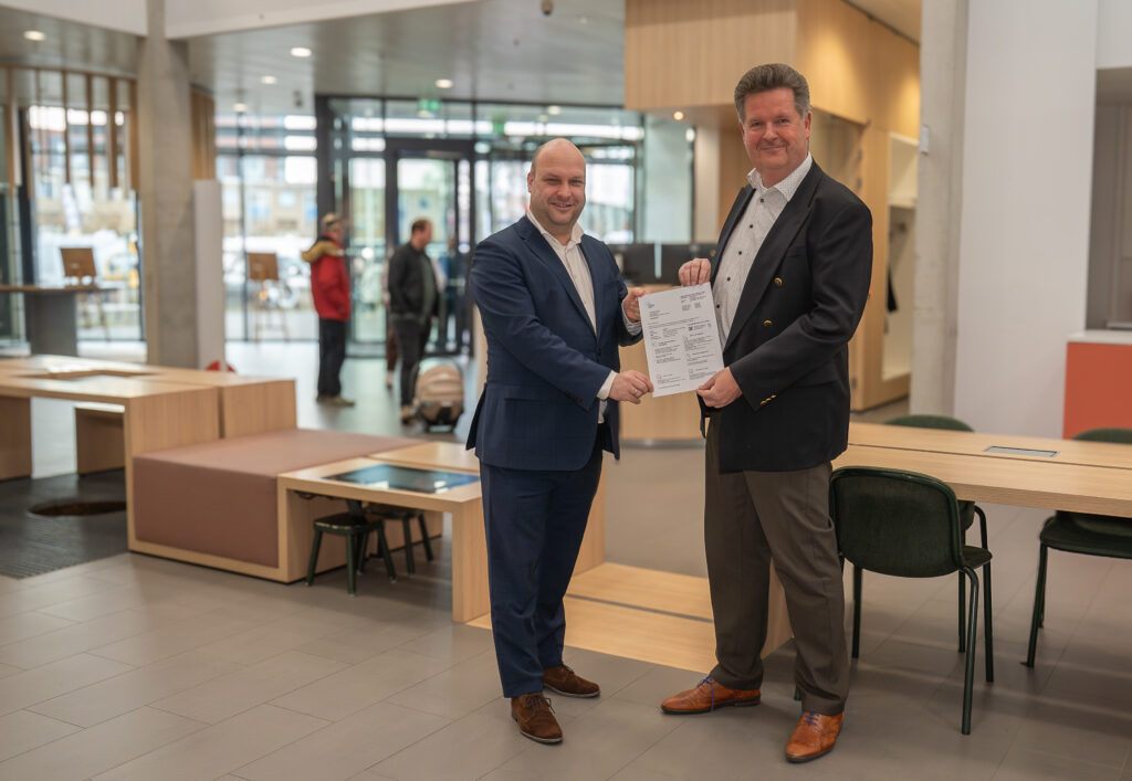 Wethouder ontvangt aanslag RBG